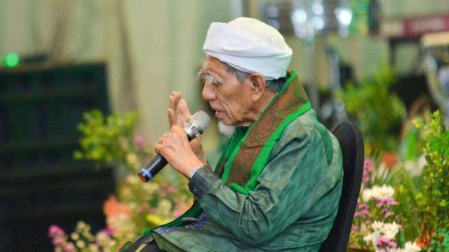 Menyelami mata air keteladanan Mbah Moen dalam mendidik bangsa